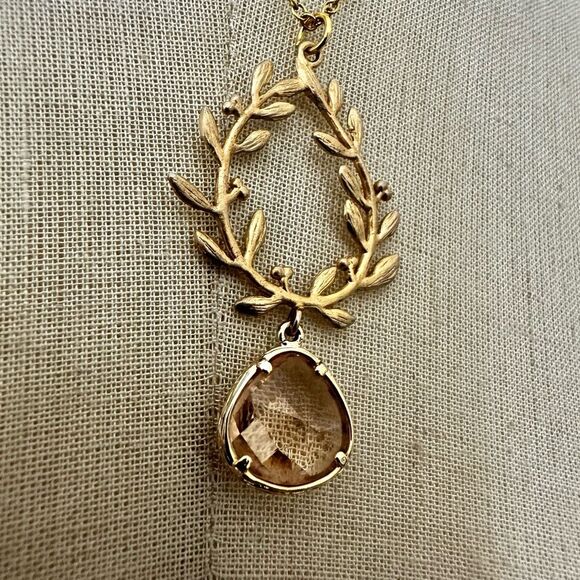 🌿 Gold plated Laurel Wreath Necklace with Faceted Champagne Glass Drop - Picture 6 of 10